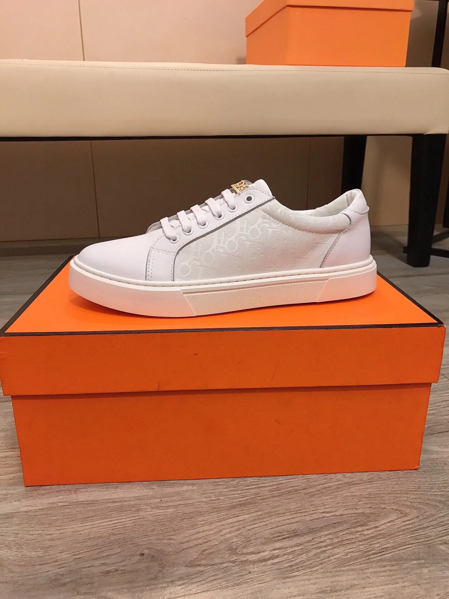 Factory price 360 ​​◾️▫【Dior】Dior's new high-end boutique, men's fashionable casual shoes, quite distinctive. The upper is made of imported soft cowhide + brand-specific embossing, which shows the design style. The genuine leather lining makes the foot feel soft and comfortable. The original wear-resistant special outsole is a must-have item for trendy men! Size: 38-44